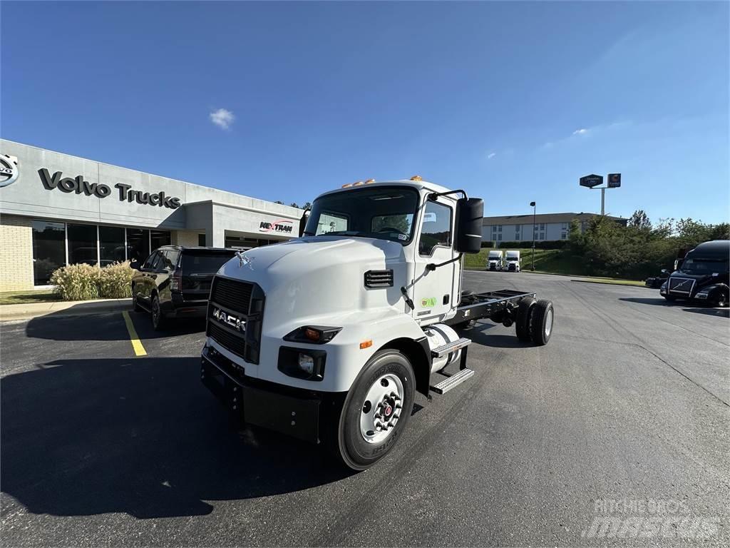 Mack MD7 42R Chassis Cab trucks