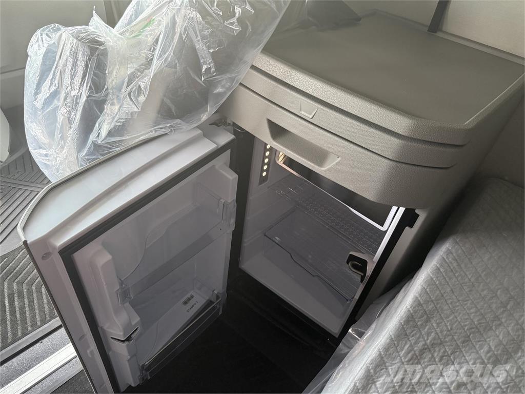 Volvo NEW VNL860 Truck Tractor Units