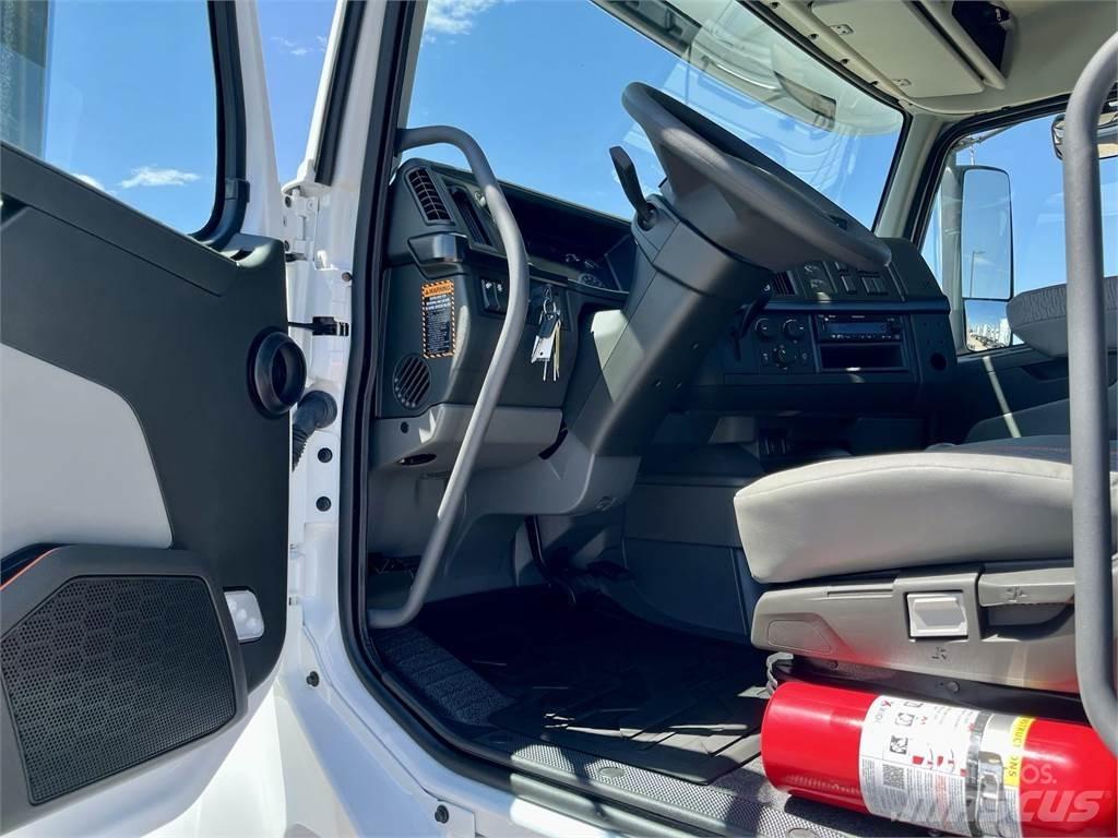Volvo VHD64FT300 Truck Tractor Units