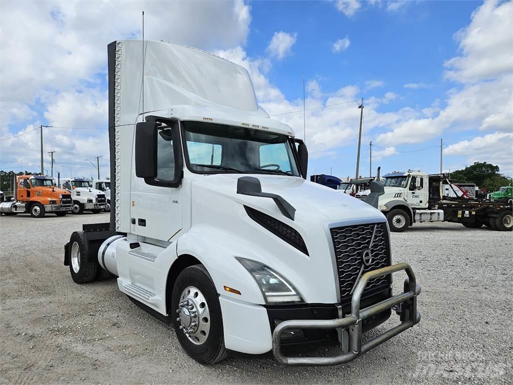 Volvo VNL42T300 Truck Tractor Units