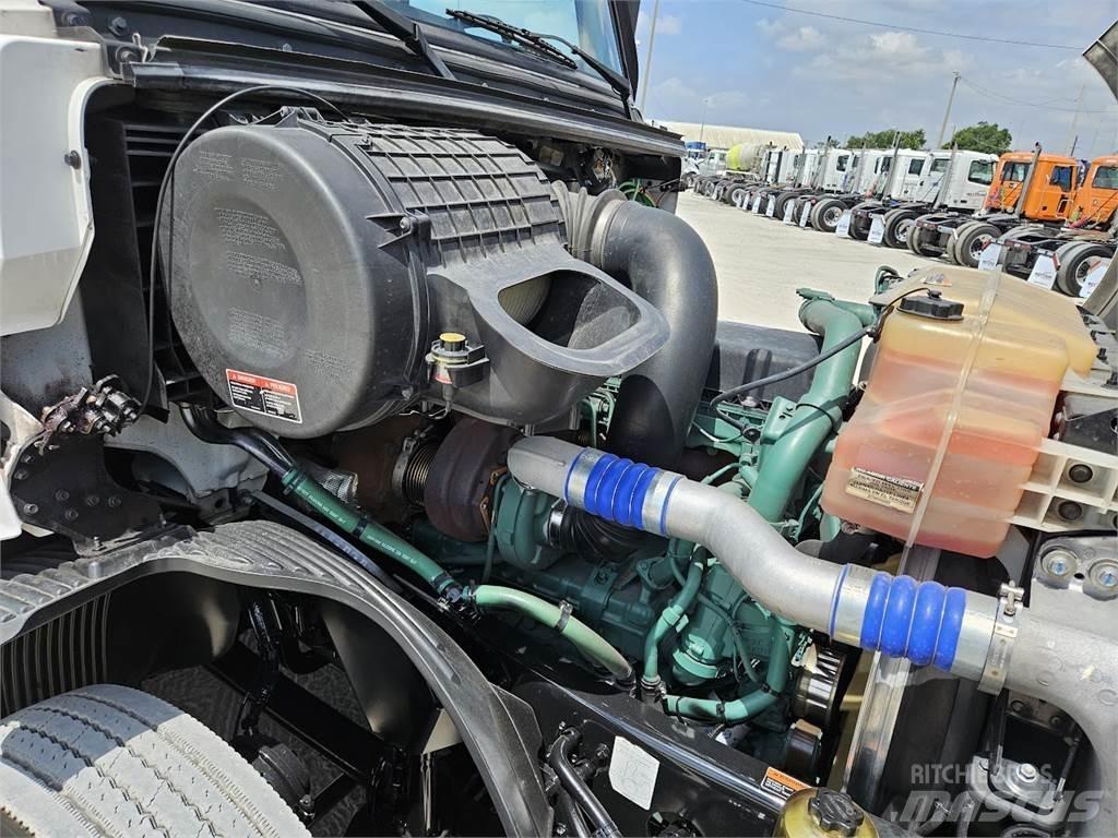 Volvo VNL62T300 Truck Tractor Units
