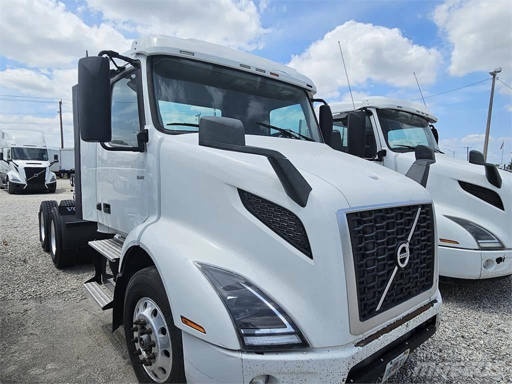 Volvo VNL64T300 Truck Tractor Units