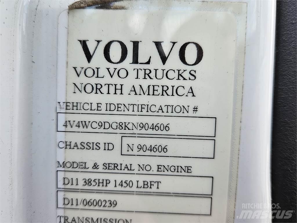 Volvo VNL64T300 Truck Tractor Units