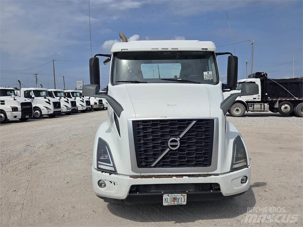 Volvo VNL64T300 Truck Tractor Units