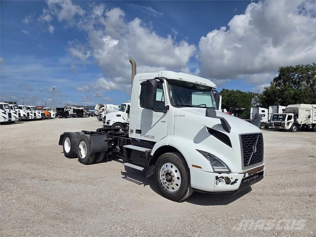 Volvo VNL64T300 Truck Tractor Units