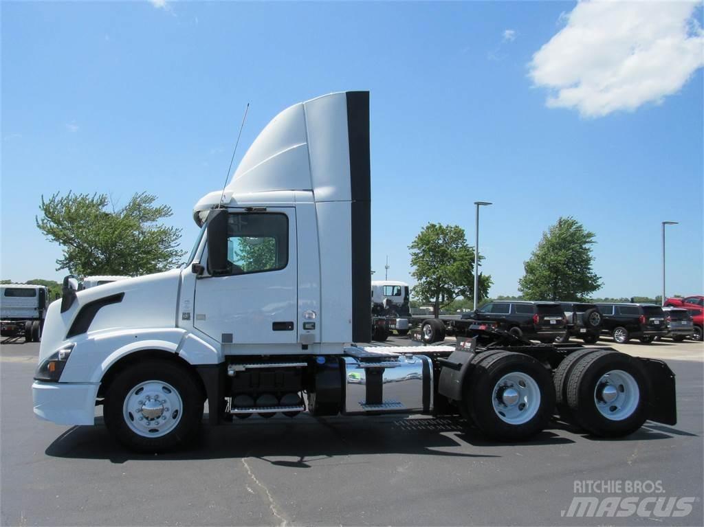 Volvo VNL64T300 Truck Tractor Units