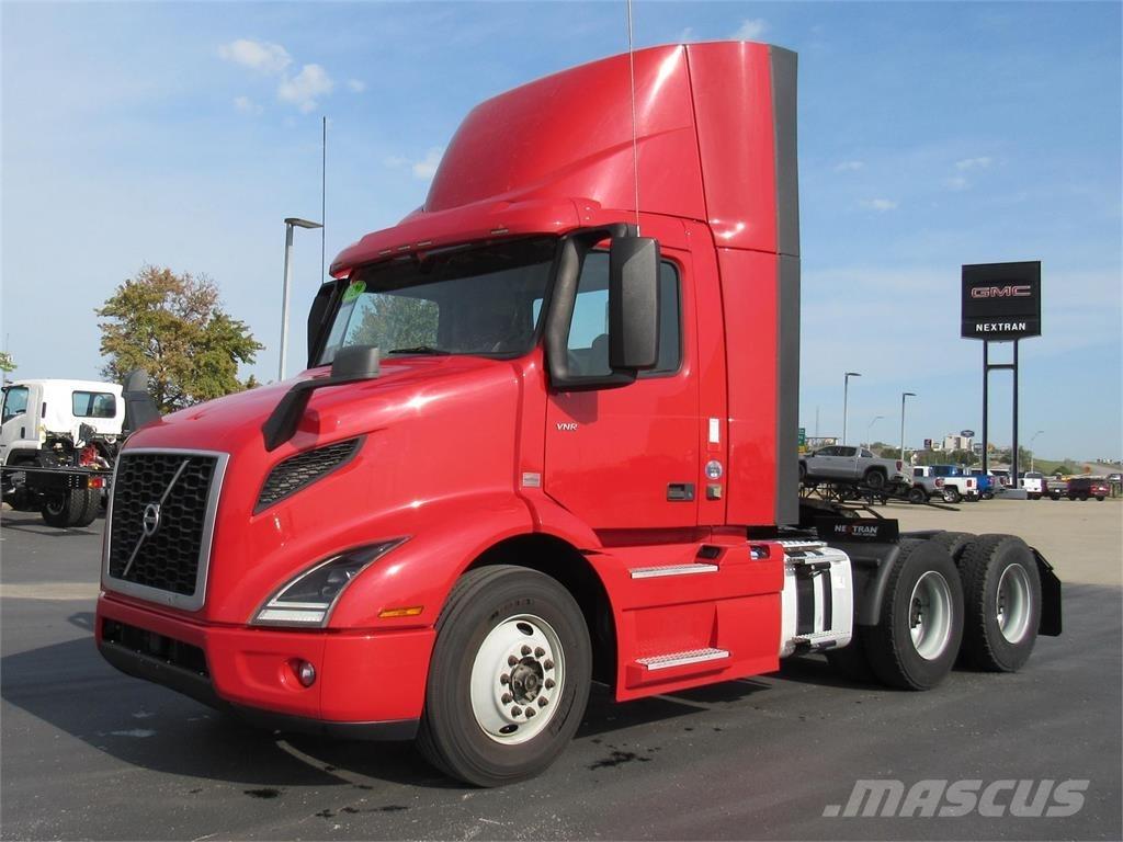 Volvo VNL64T300 Truck Tractor Units
