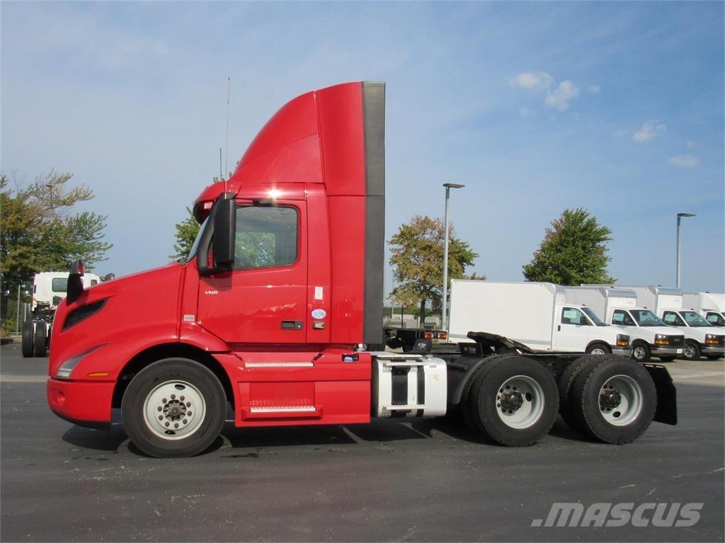 Volvo VNL64T300 Truck Tractor Units