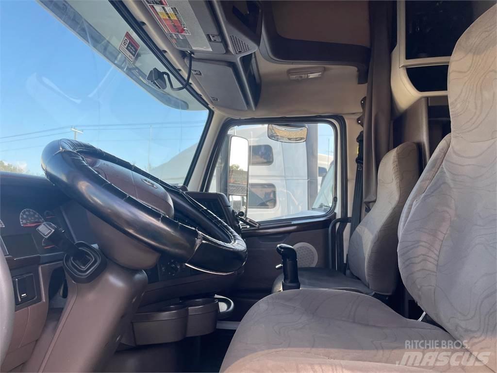 Volvo VNL64T670 Truck Tractor Units