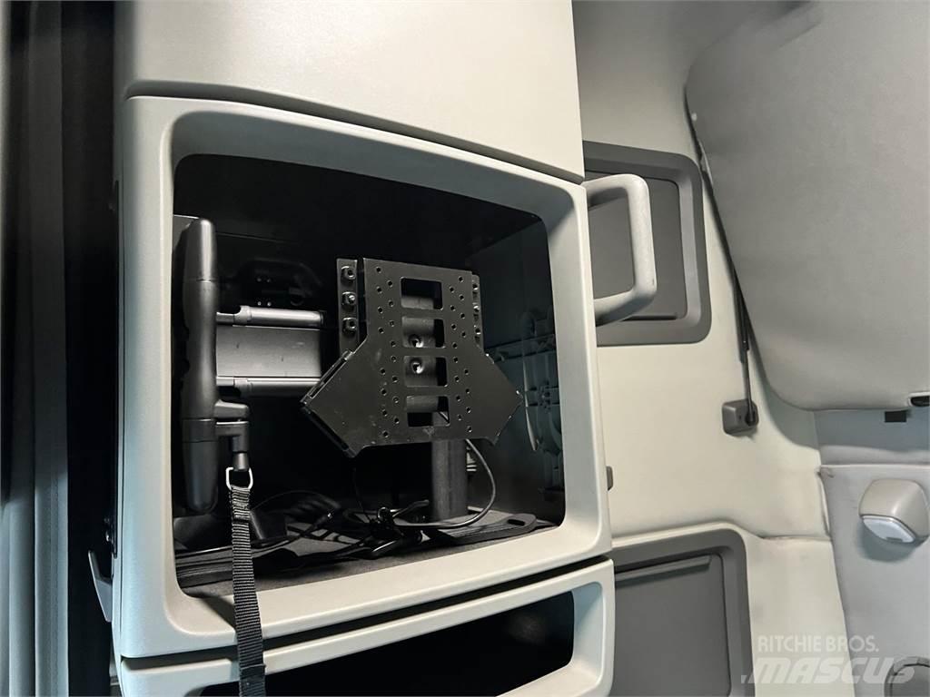 Volvo VNL64T760 Truck Tractor Units