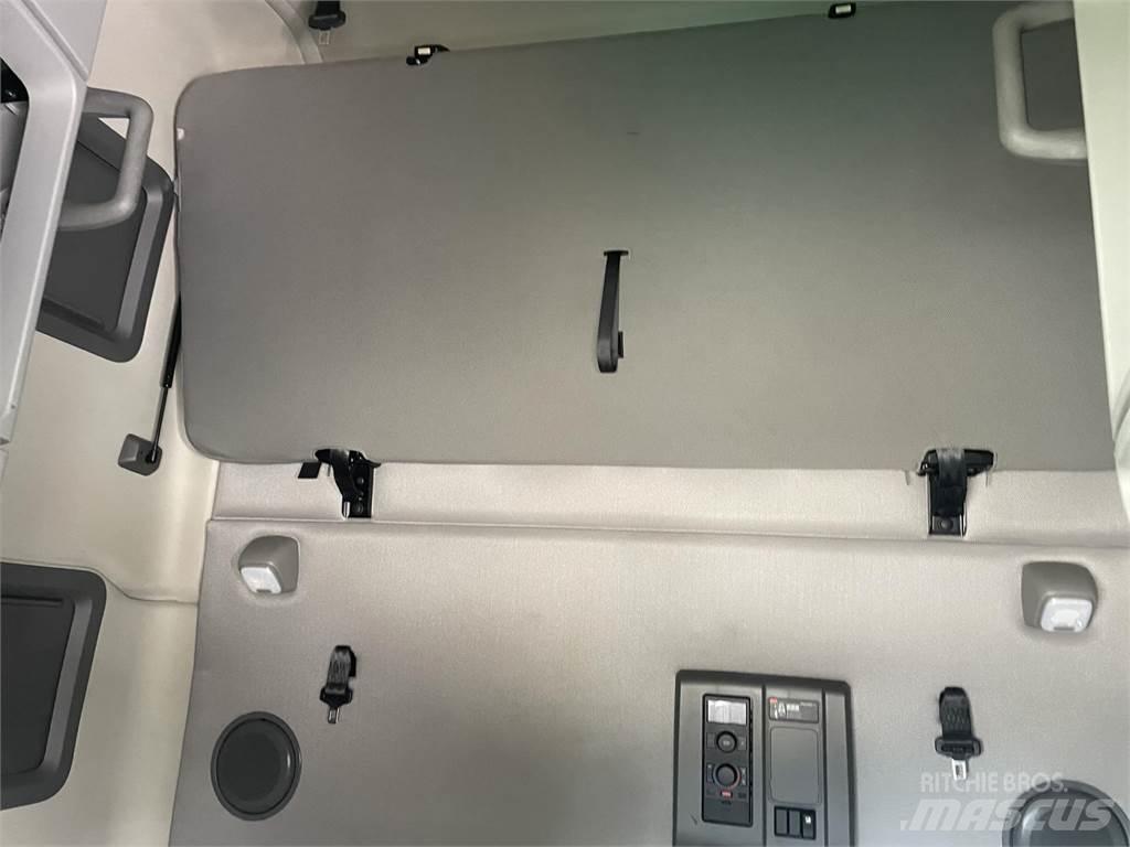 Volvo VNL64T760 Truck Tractor Units
