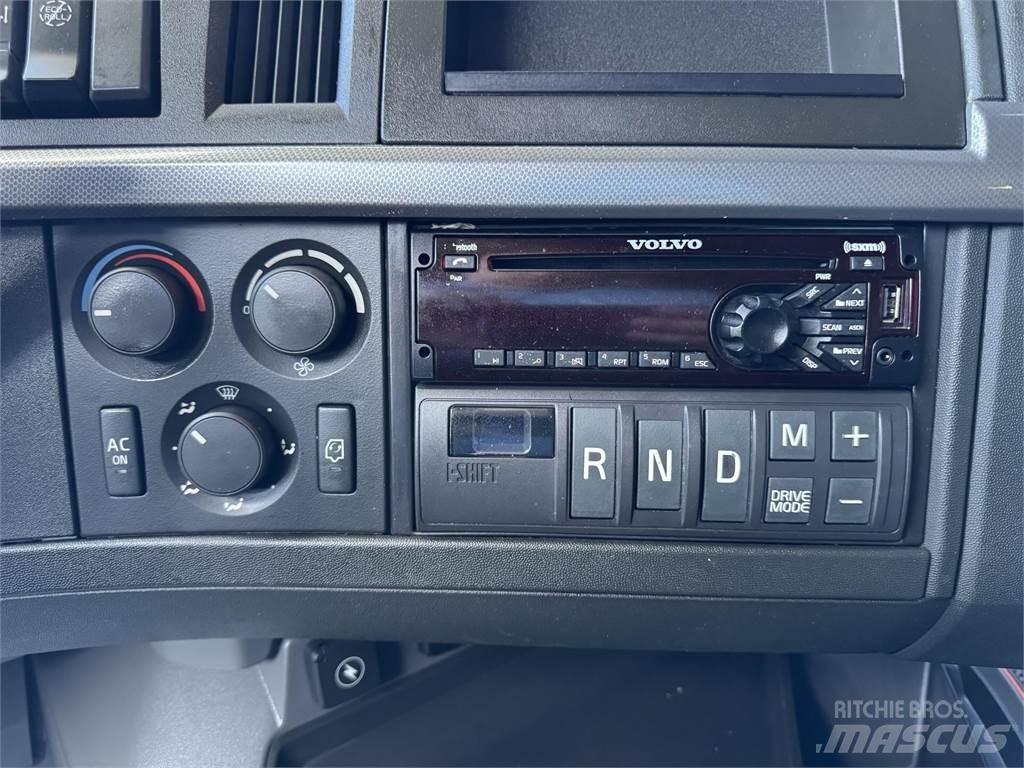 Volvo VNL64T760 Truck Tractor Units