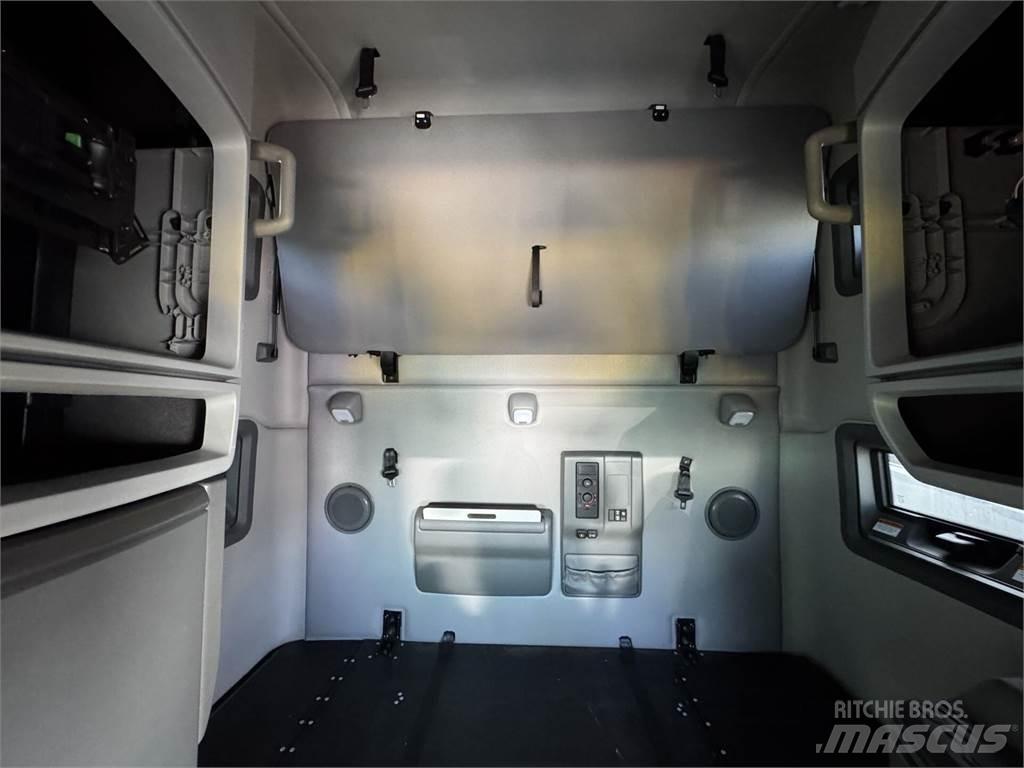 Volvo VNL64T760 Truck Tractor Units