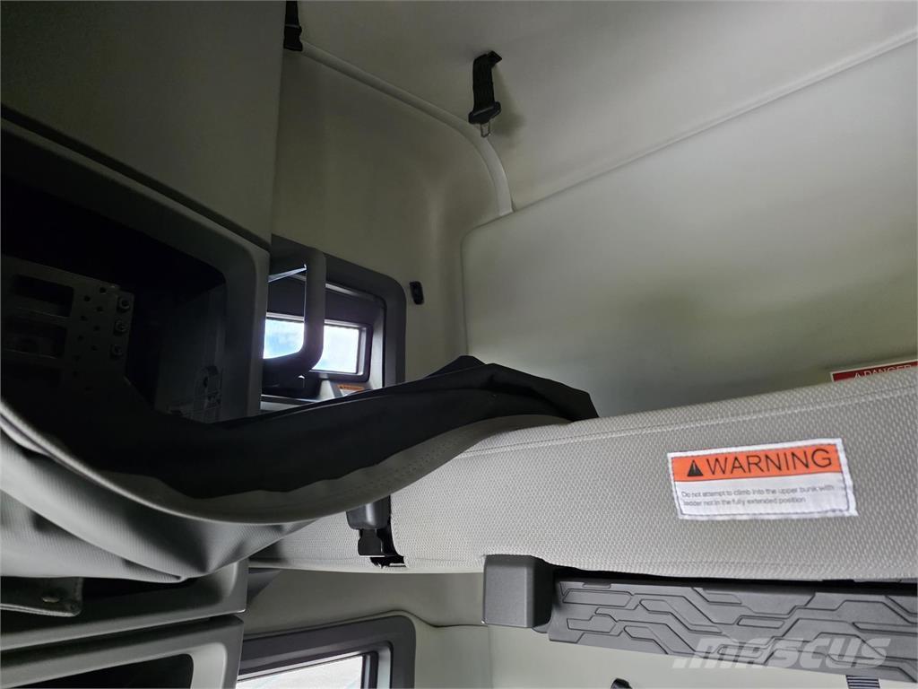 Volvo VNL64T760 Truck Tractor Units