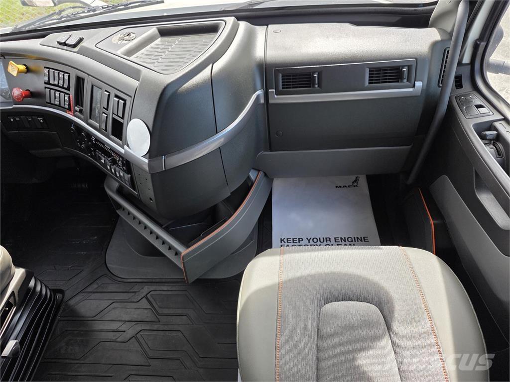 Volvo VNL64T760 Truck Tractor Units