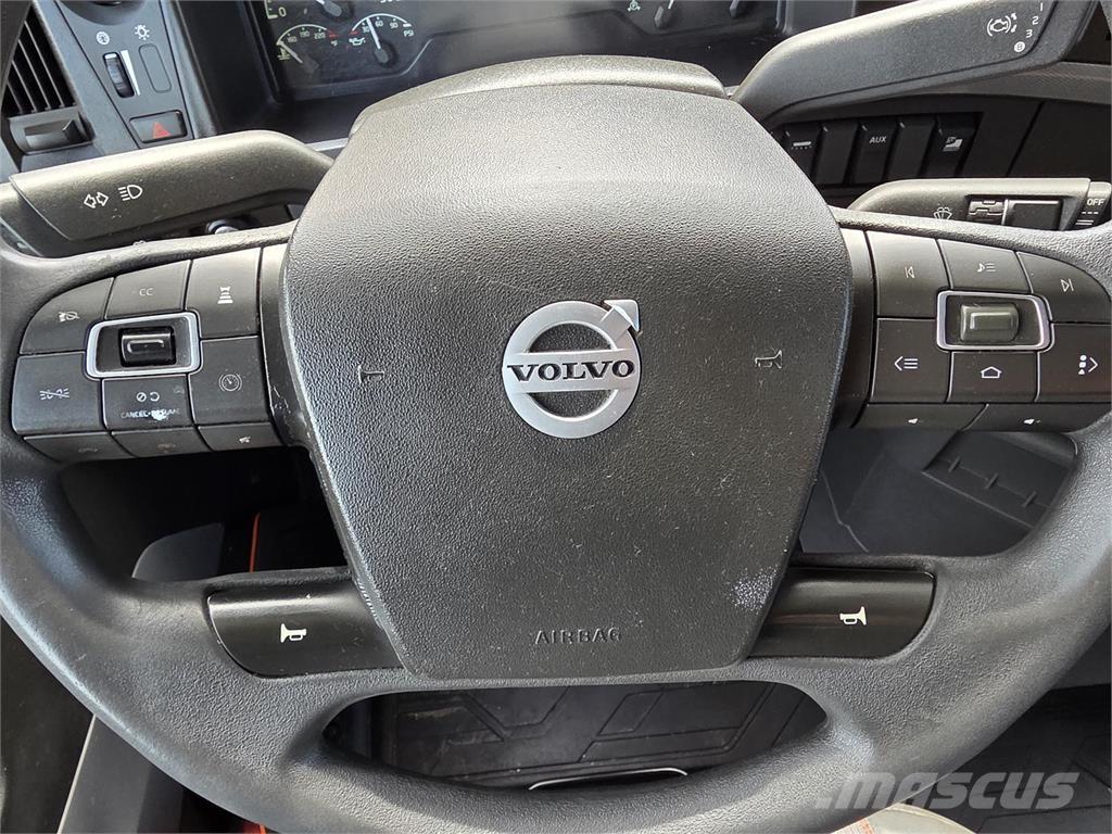 Volvo VNL64T760 Truck Tractor Units