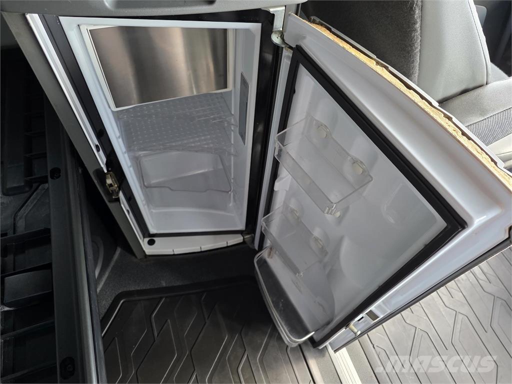 Volvo VNL64T760 Truck Tractor Units