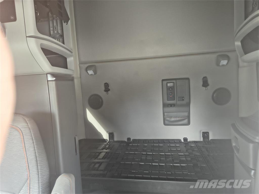 Volvo VNL64T760 Truck Tractor Units