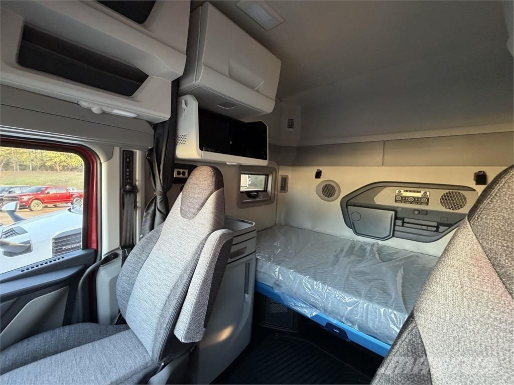 Volvo VNL64T840 Truck Tractor Units