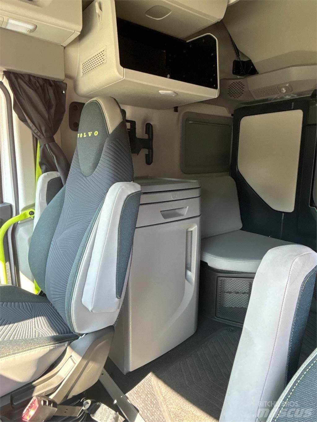 Volvo VNL64T860 Truck Tractor Units
