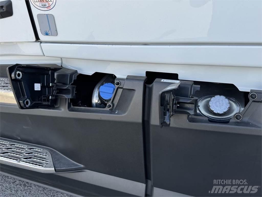 Volvo VNL64T860 Truck Tractor Units