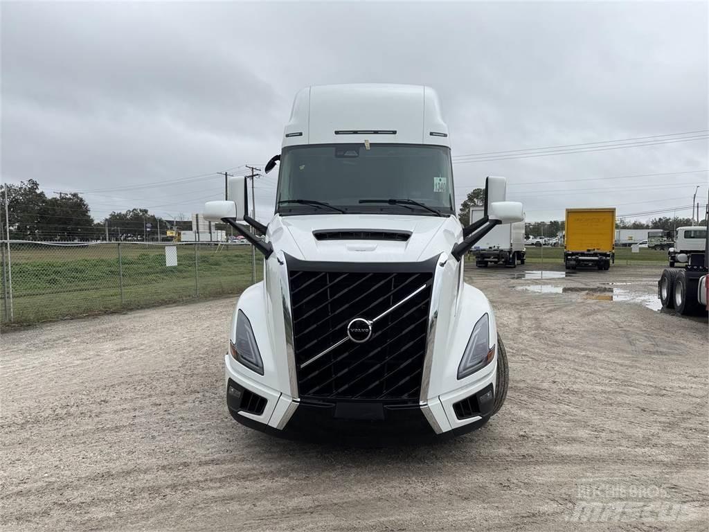 Volvo VNL64T860 Truck Tractor Units