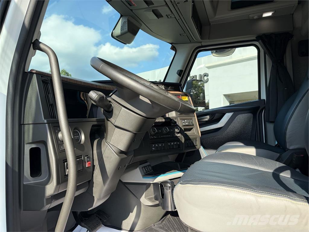 Volvo VNL64T860 Truck Tractor Units