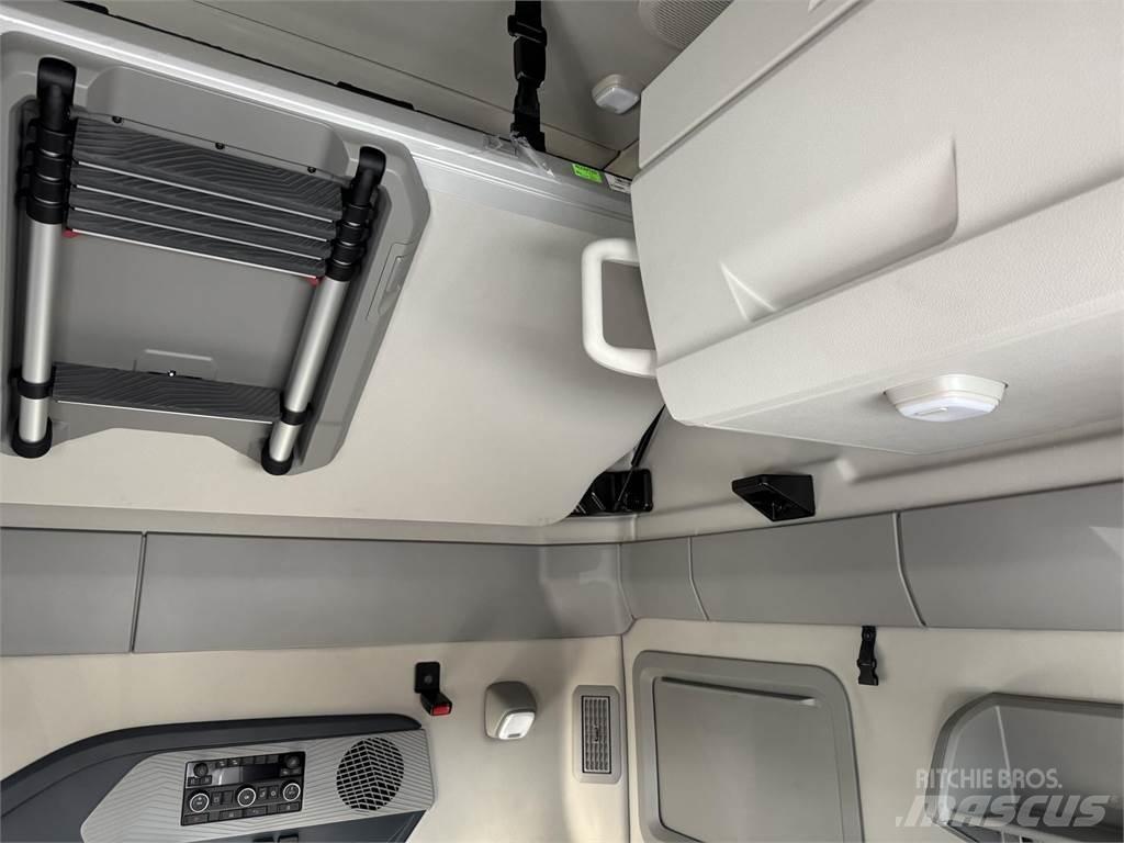 Volvo VNL64T860 Truck Tractor Units