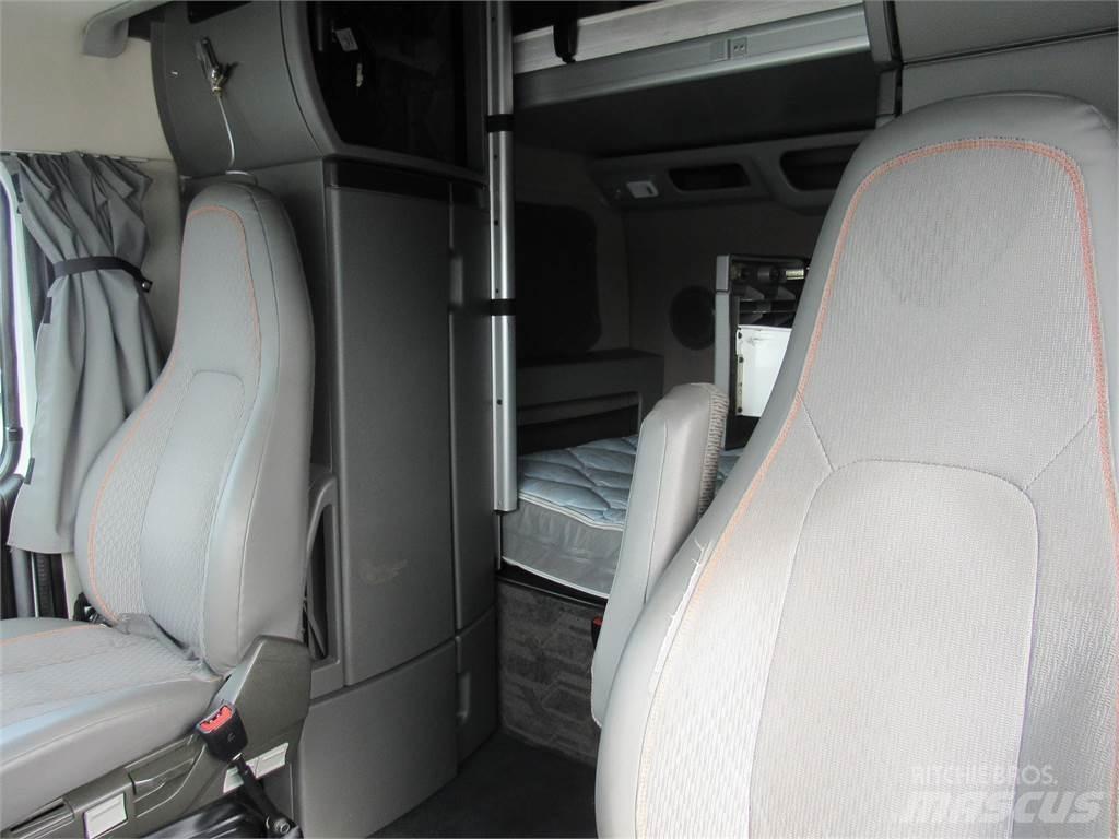Volvo VNL64T860 Truck Tractor Units