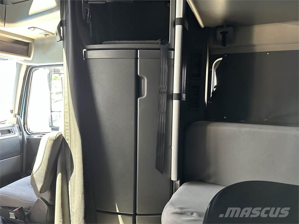 Volvo VNL64T860 Truck Tractor Units