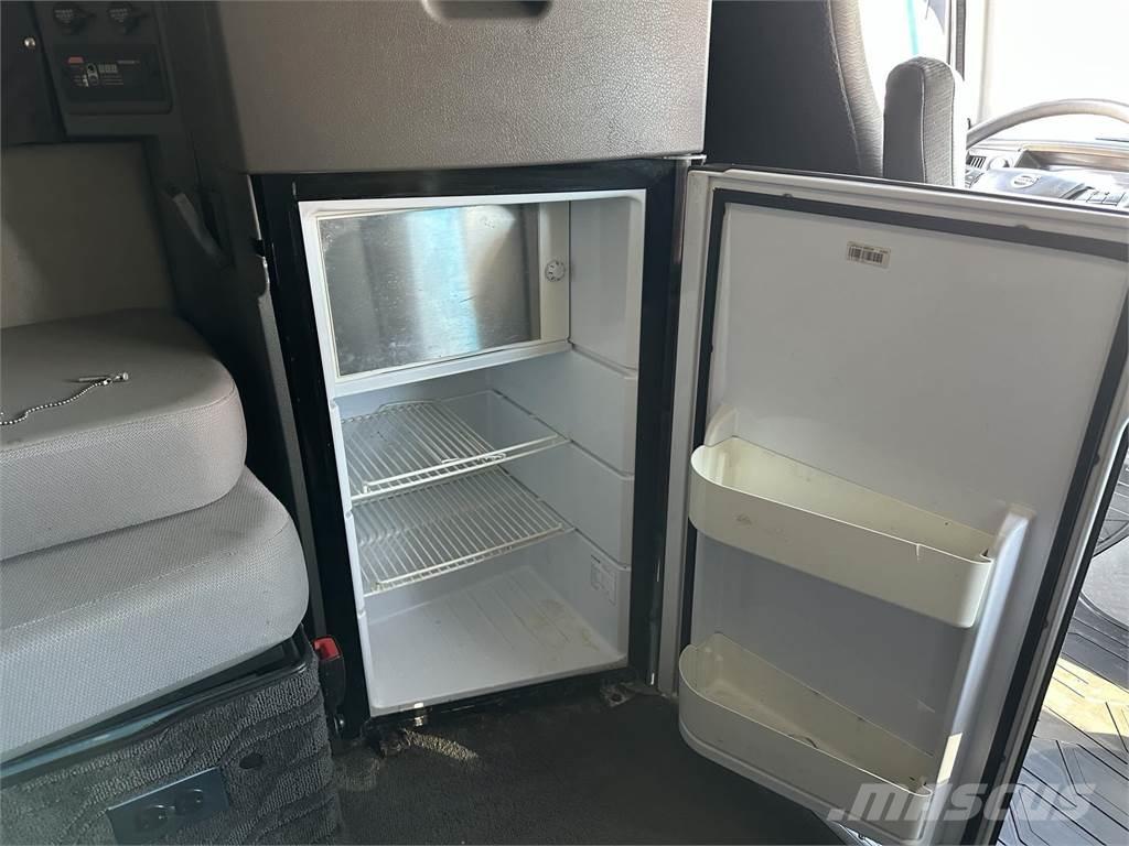 Volvo VNL64T860 Truck Tractor Units