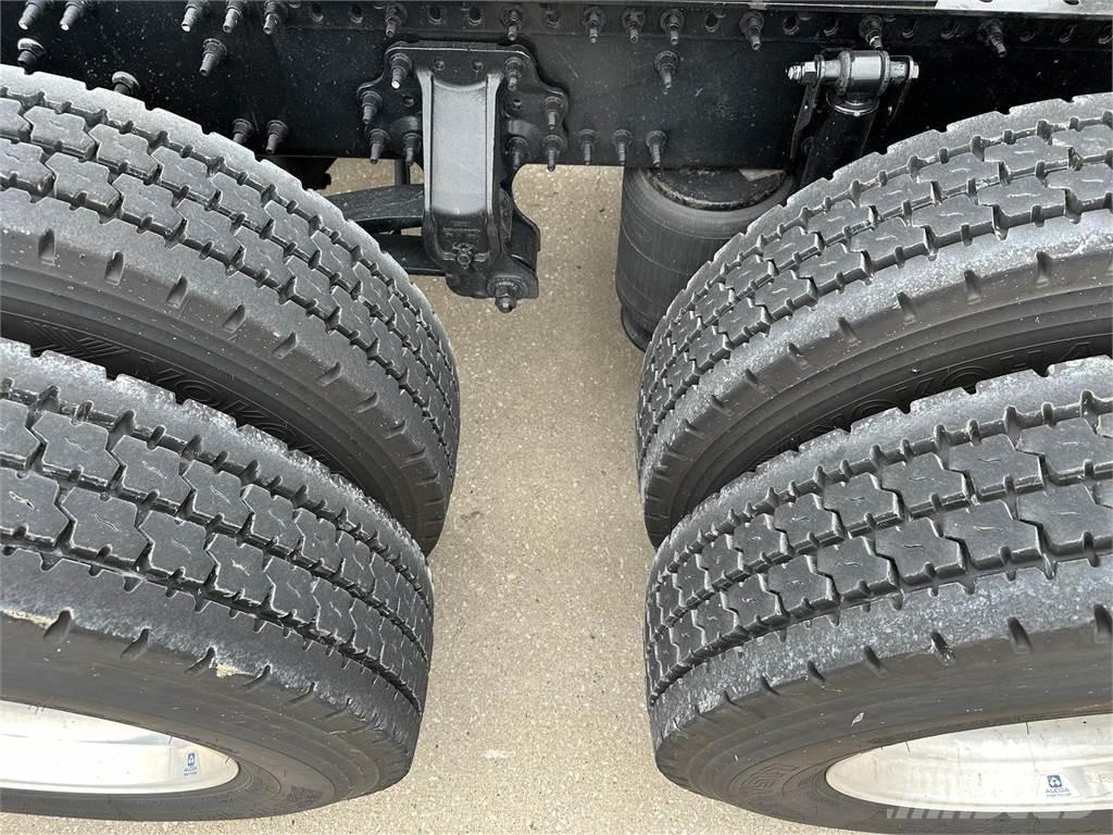 Volvo VNL64T860 Truck Tractor Units