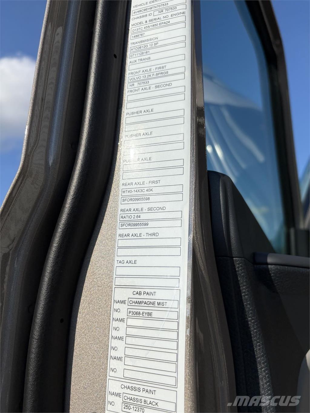Volvo VNL64T860 Truck Tractor Units