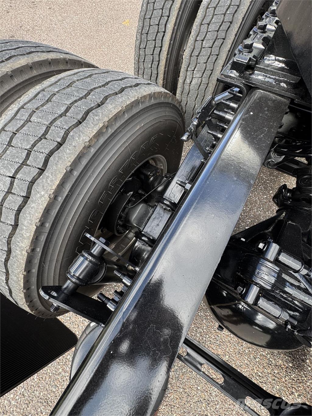 Volvo VNL64T860 Truck Tractor Units