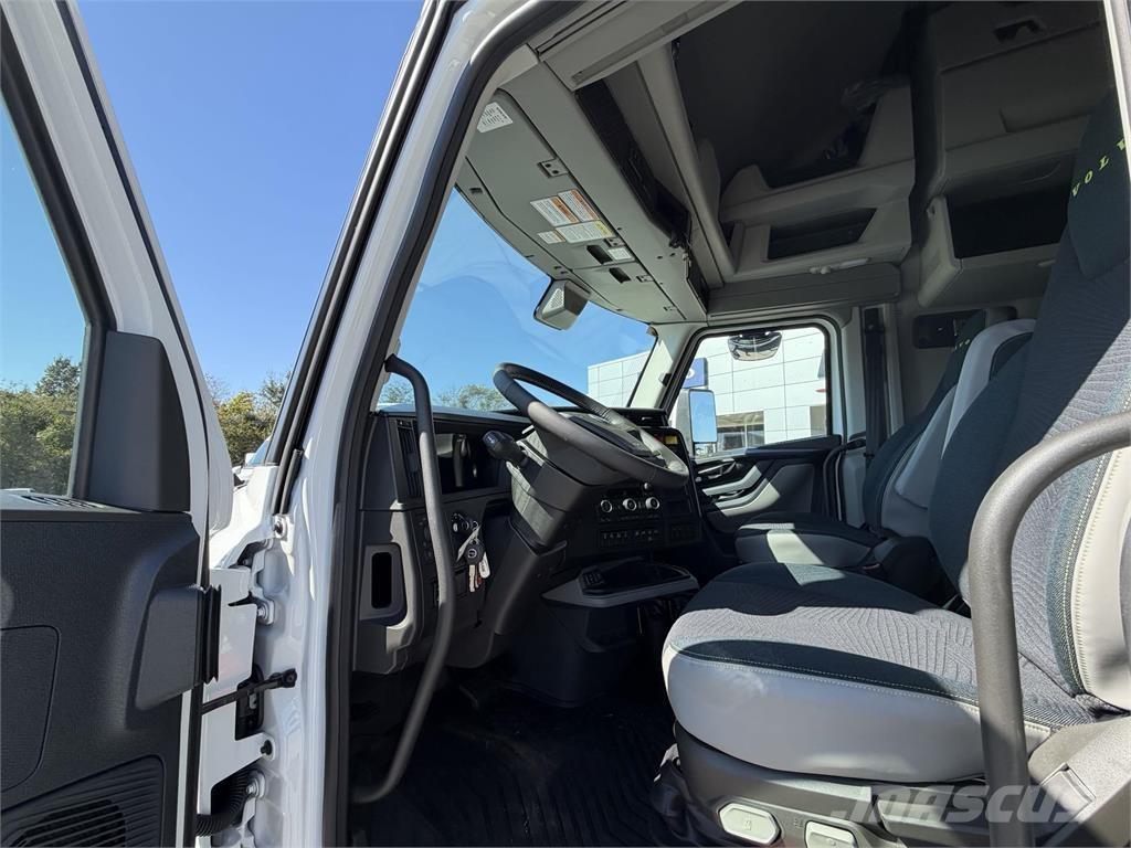 Volvo VNL64T860 Truck Tractor Units