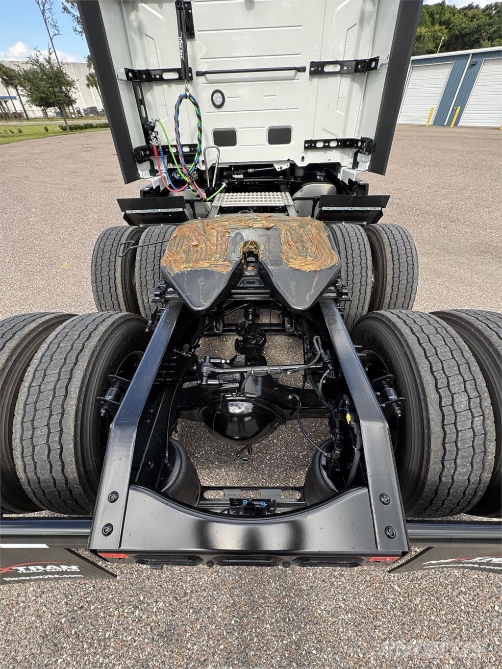 Volvo VNL64T860 Truck Tractor Units