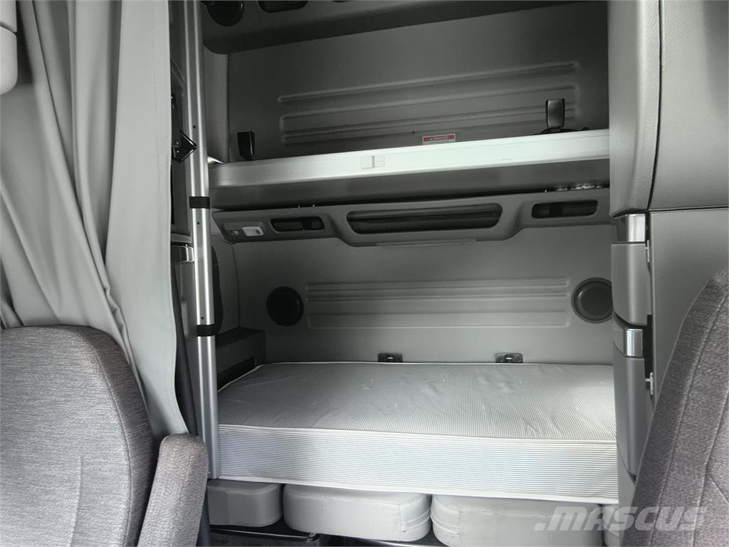 Volvo VNL64T860 Truck Tractor Units