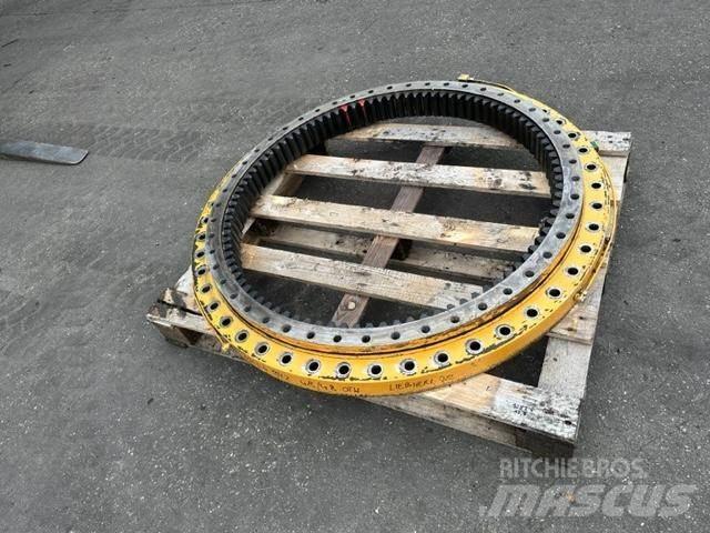 Liebherr A 922 Chassis and suspension