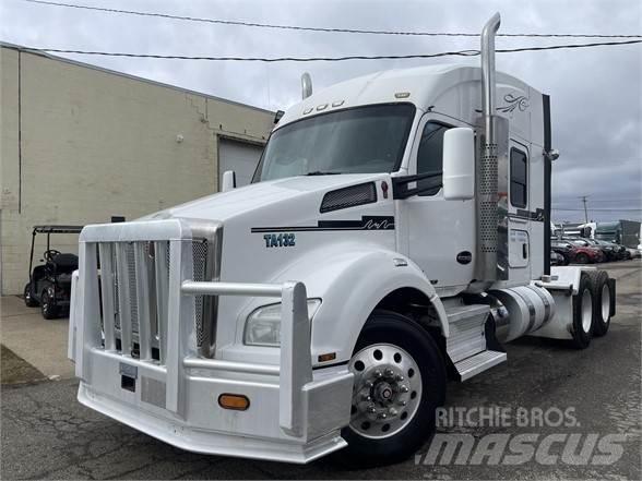 Kenworth T880 Truck Tractor Units