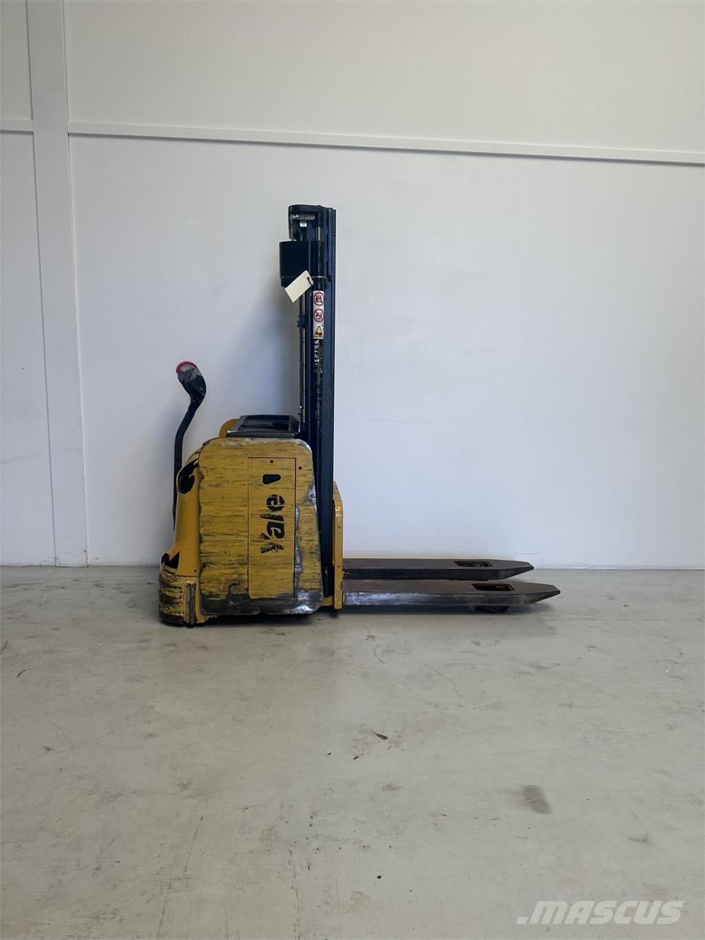 Yale MS14IL Pedestrian stacker