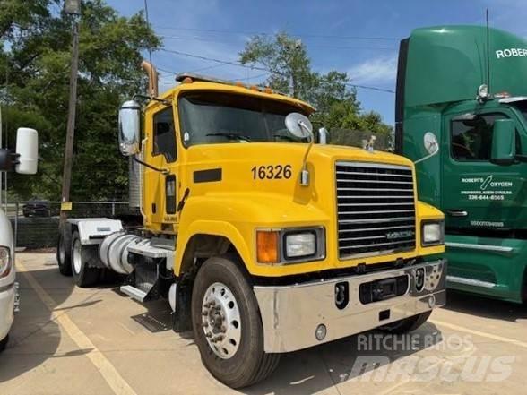 Mack PINNACLE CHU613 Truck Tractor Units