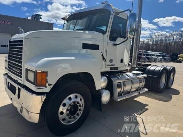 Mack PINNACLE CHU613 Truck Tractor Units