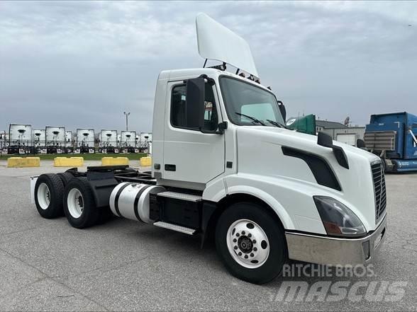 Volvo VNL42T300 Truck Tractor Units