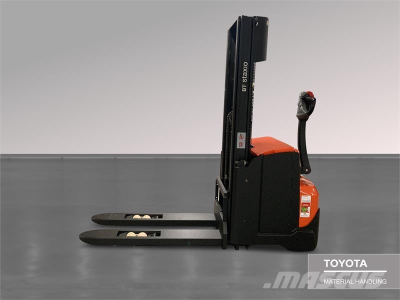 BT SWE120L Pedestrian stacker