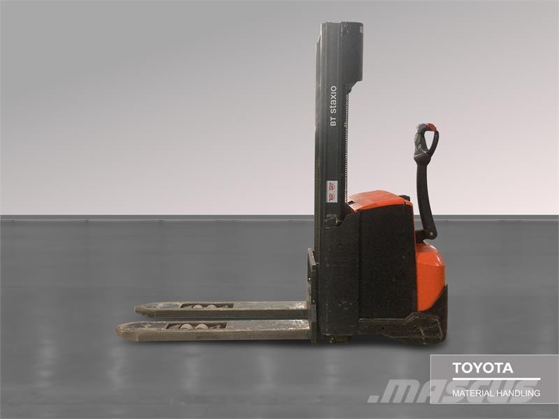 BT SWE120L Pedestrian stacker