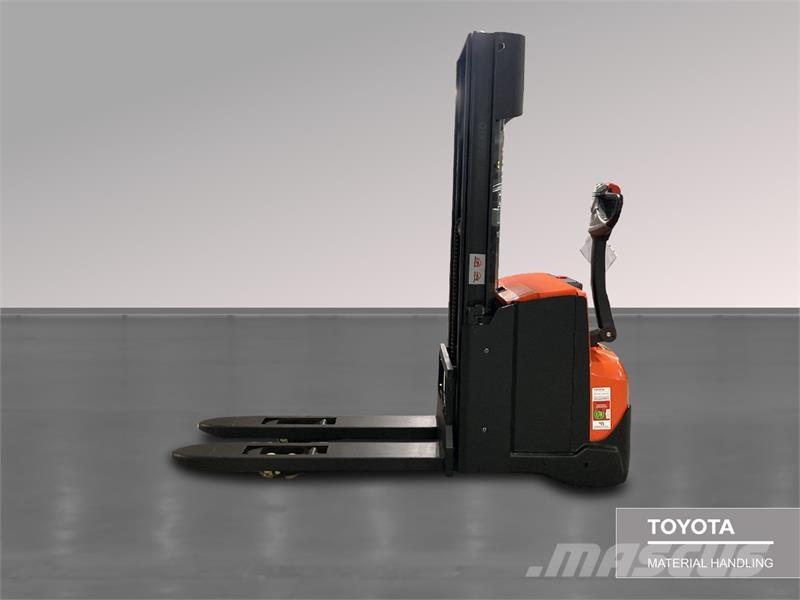 BT SWE120L Pedestrian stacker