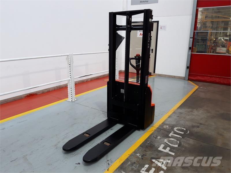 BT SHE100 Hand pallet stackers