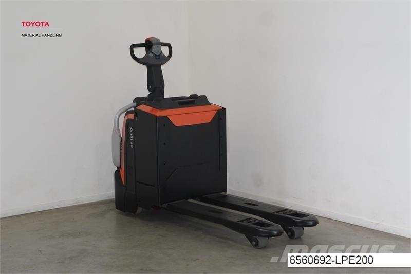 BT LPE200 Low lifter with platform