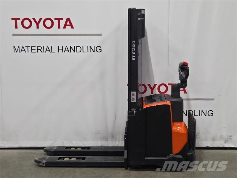 BT SWE120L Pedestrian stacker