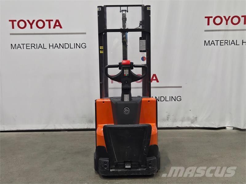 BT SWE120L Pedestrian stacker
